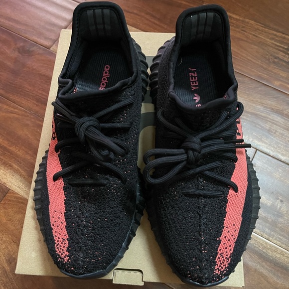 EUC Yeezy Boost 350 V2 Core Black Red size 5.5 - Picture 2 of 9